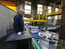 Un operaio al lavoro alla Speedline