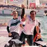 Marta e Furio Benussi all’arrivo (trionfale) della Barcolana edizione 2025, tra Piazza Unità d’Italia e il Molo Audace