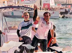 Marta e Furio Benussi all’arrivo (trionfale) della Barcolana edizione 2025, tra Piazza Unità d’Italia e il Molo Audace