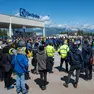 La mobilitazione degli operai Electrolux davanti allo stabilimento di Porcia