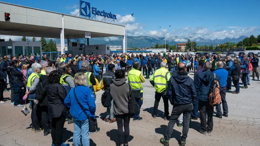La mobilitazione degli operai Electrolux davanti allo stabilimento di Porcia