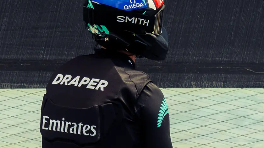 La collaborazione tra Dainese e Emirates Team New Zealand per un nuovo giubbotto di salvataggio personalizzato