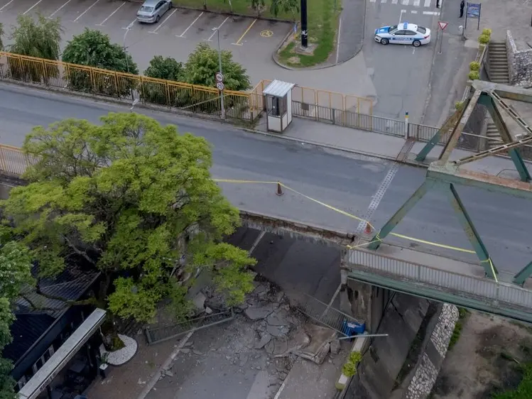 Un’immagine dall’alto del ponte crollato tra Croazia e Bosnia (da Dnevnik.hr)