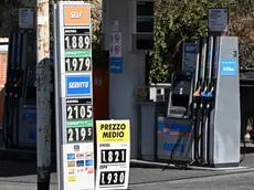 Prezzi alle stelle al distributore di carburante