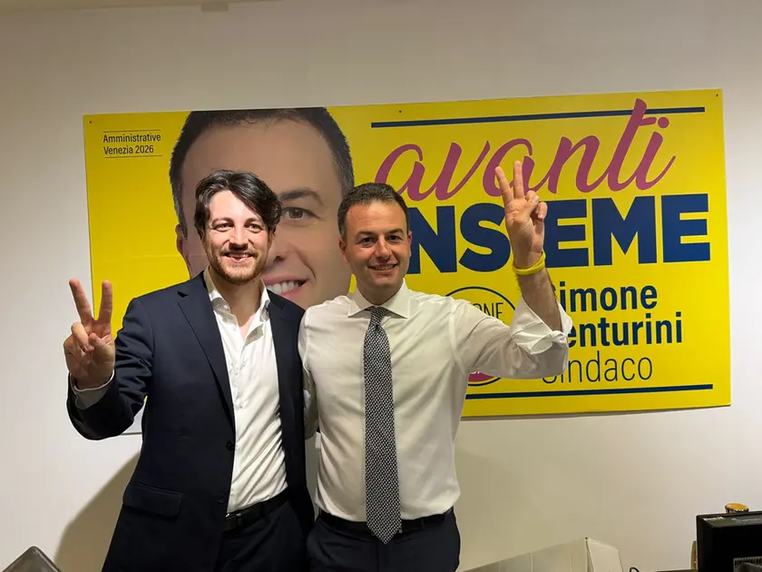 Simone Venturini festeggia con il governatore veneto, Alberto Stefani (foto Pòrcile)