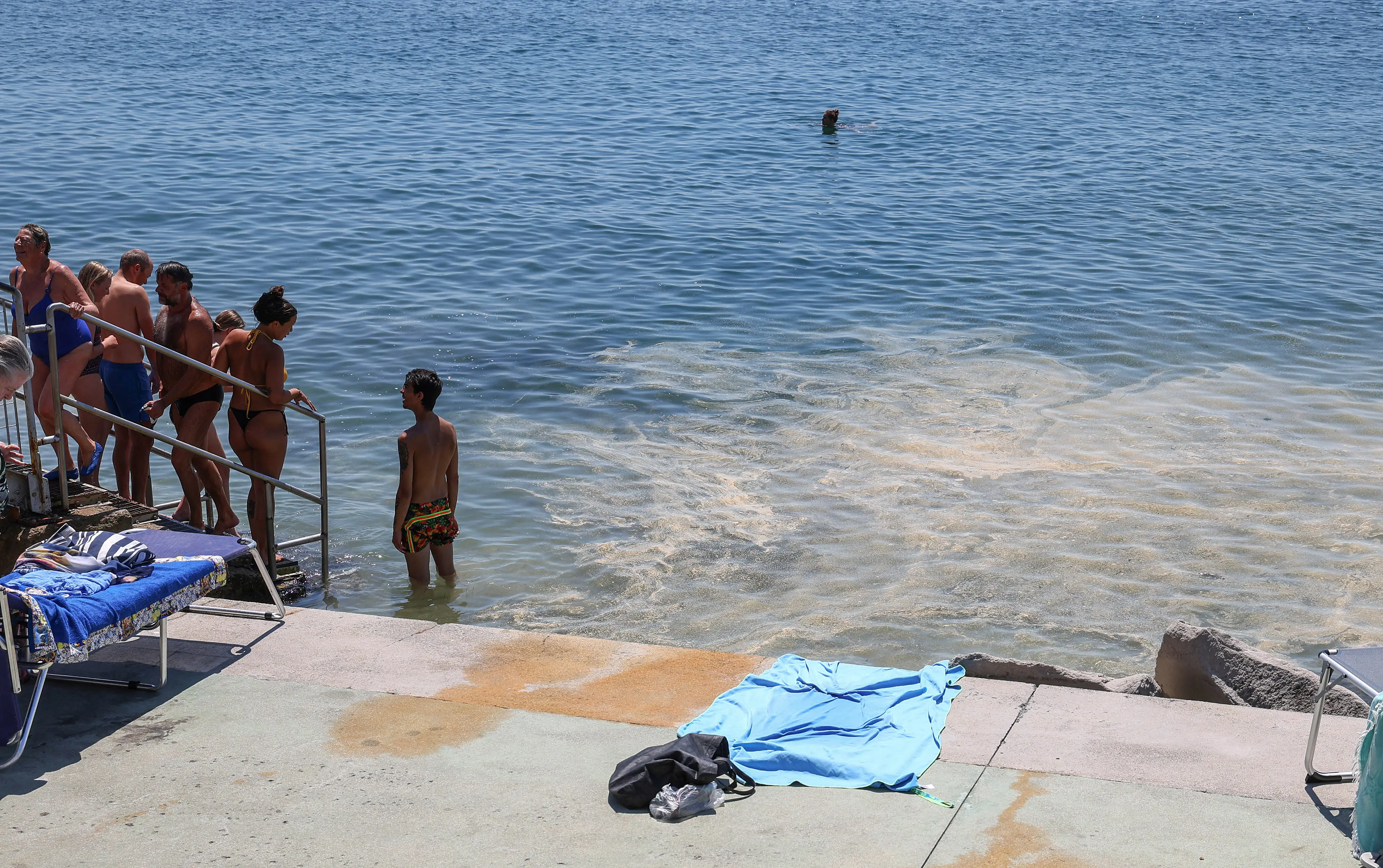 Martedì 26 maggio 2026: l'acqua di mare che bagna Trieste è gialla a causa del polline: scongiurato, per questa volta, il rischio mucillagini. Fotoservizio di Andrea Lasorte