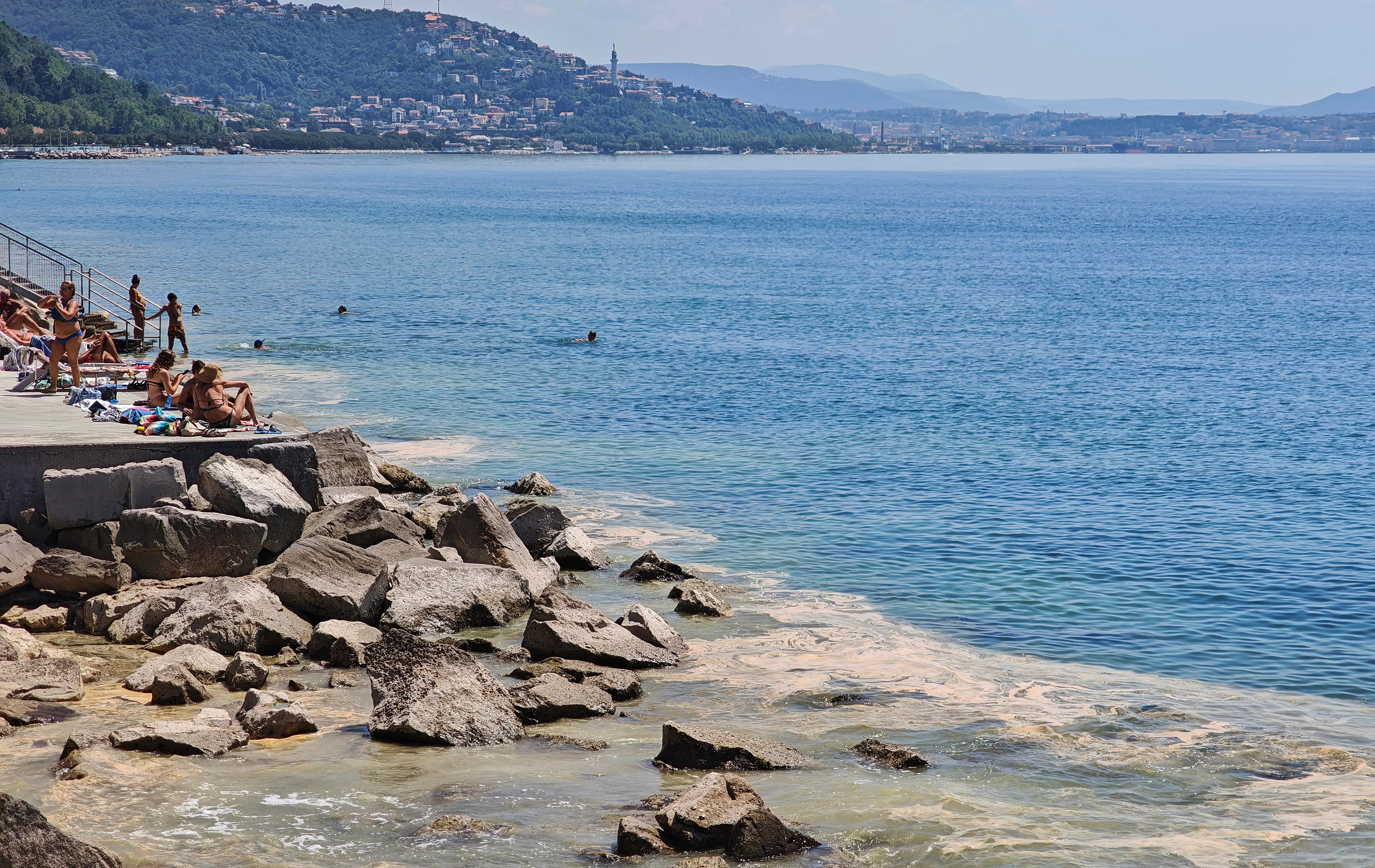 Martedì 26 maggio 2026: l'acqua di mare che bagna Trieste è gialla a causa del polline: scongiurato, per questa volta, il rischio mucillagini. Fotoservizio di Andrea Lasorte