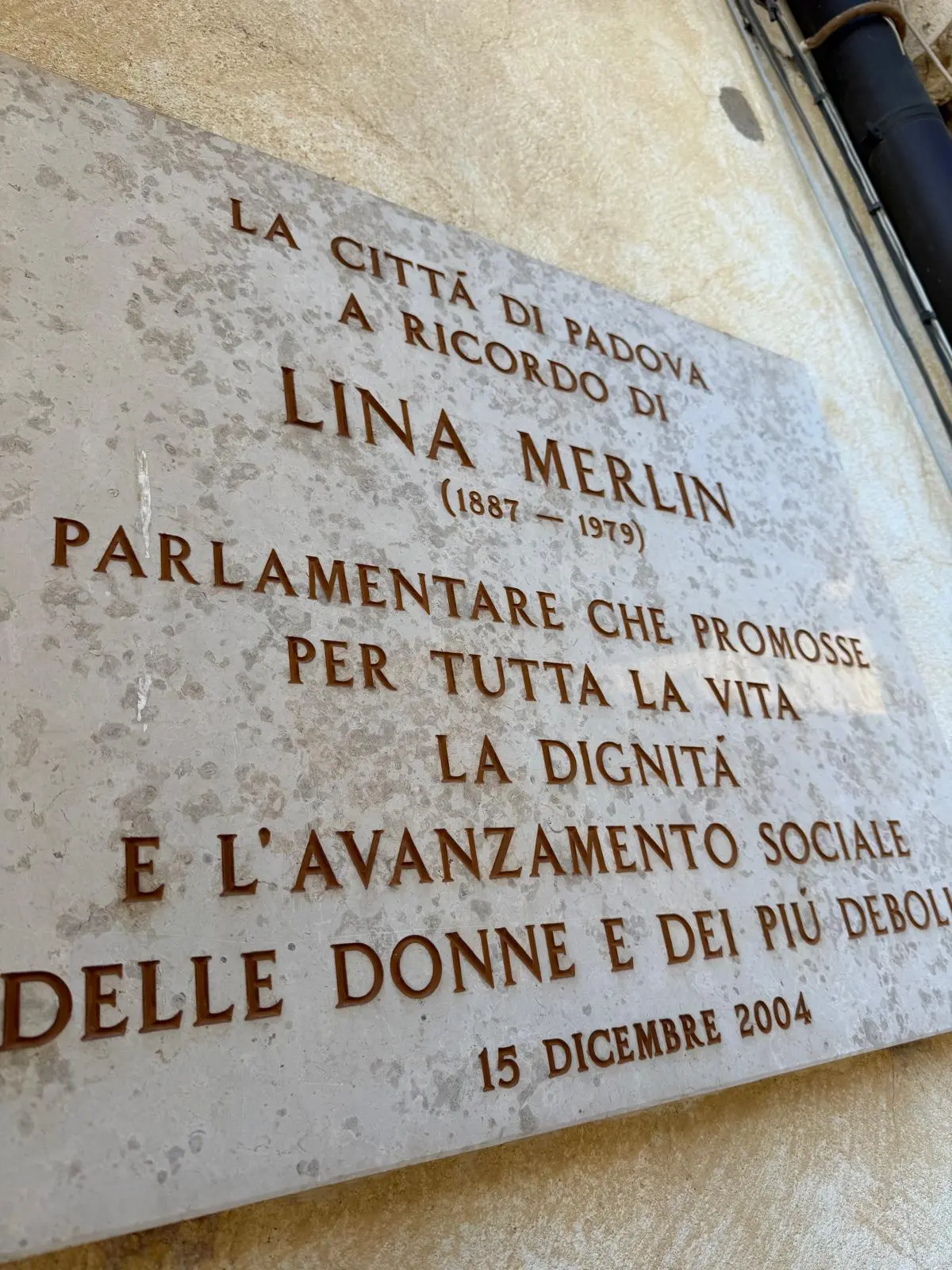 La targa sul terrazzo della casa in piazza dei Signori a Padova