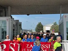 Lavoratori Electrolux fuori dallo stabilimento di Porcia