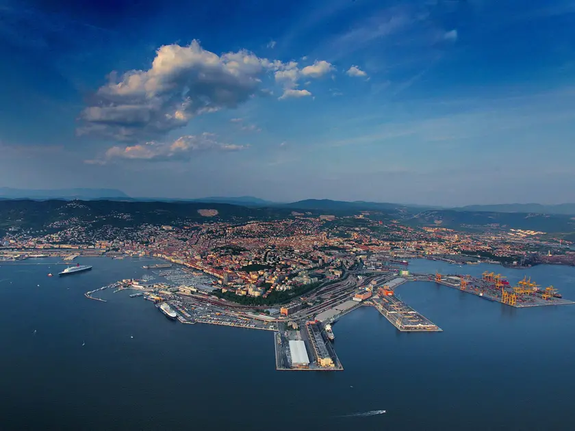 Una vedita aerea del porto di Trieste