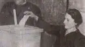 Una donna italiana al voto nel 1946