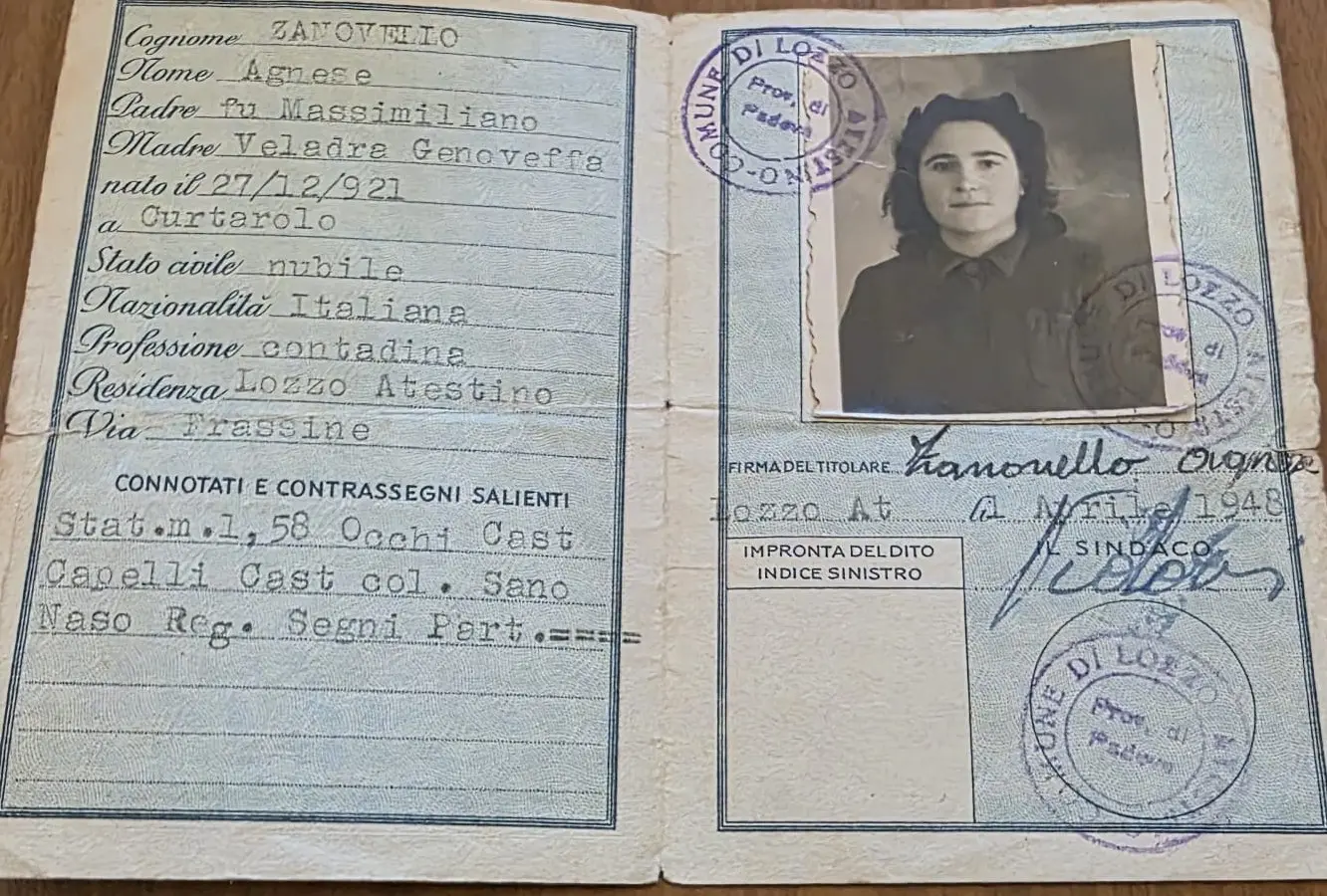 Una delle prime carte d'identità, emessa nell'aprile del 1948, dell'Italia Repubblica.