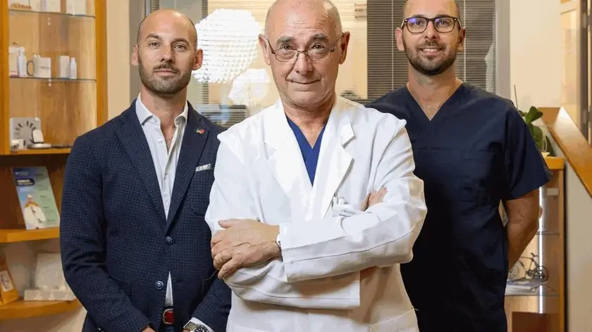 L'imprenditore Roberto Pontoni con i figli Matteo (a sinistra) e Francesco (a destra)
