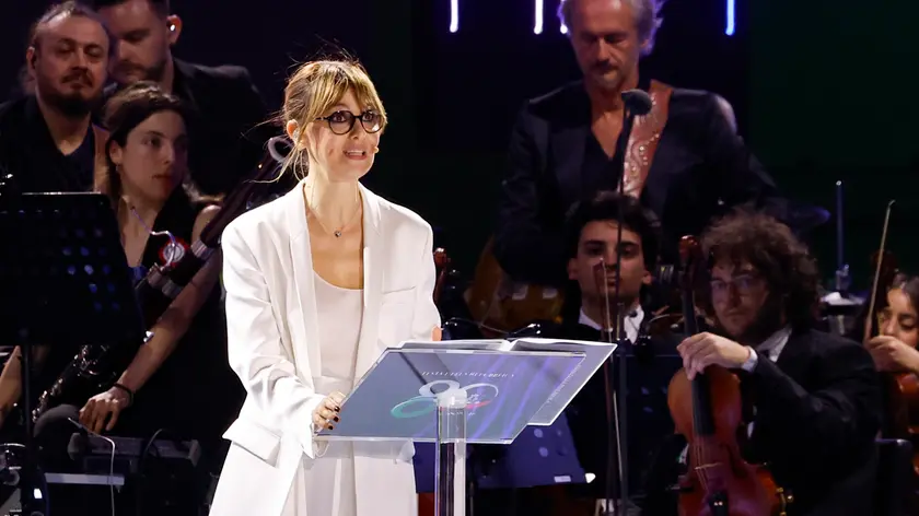Paola Cortellesi durante il suo monologo dedicato agli 80 anni della Repubblica