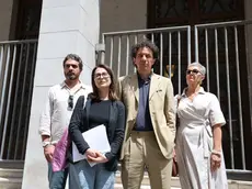 I volontari che hanno accompagnato Lucia a morire in Svizzera assieme a Marco Cappato e Filomena Gallo fuori dalla questura di Trieste (Lasorte)