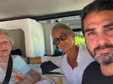 La signora Lucia con i volontari Matteo D’Angelo e Antonella Lauvergnac nel suo ultimo viaggio