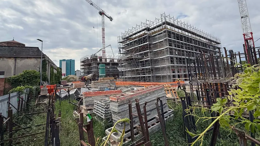 Il cantiere dello studentato in viale della Pace a Padova