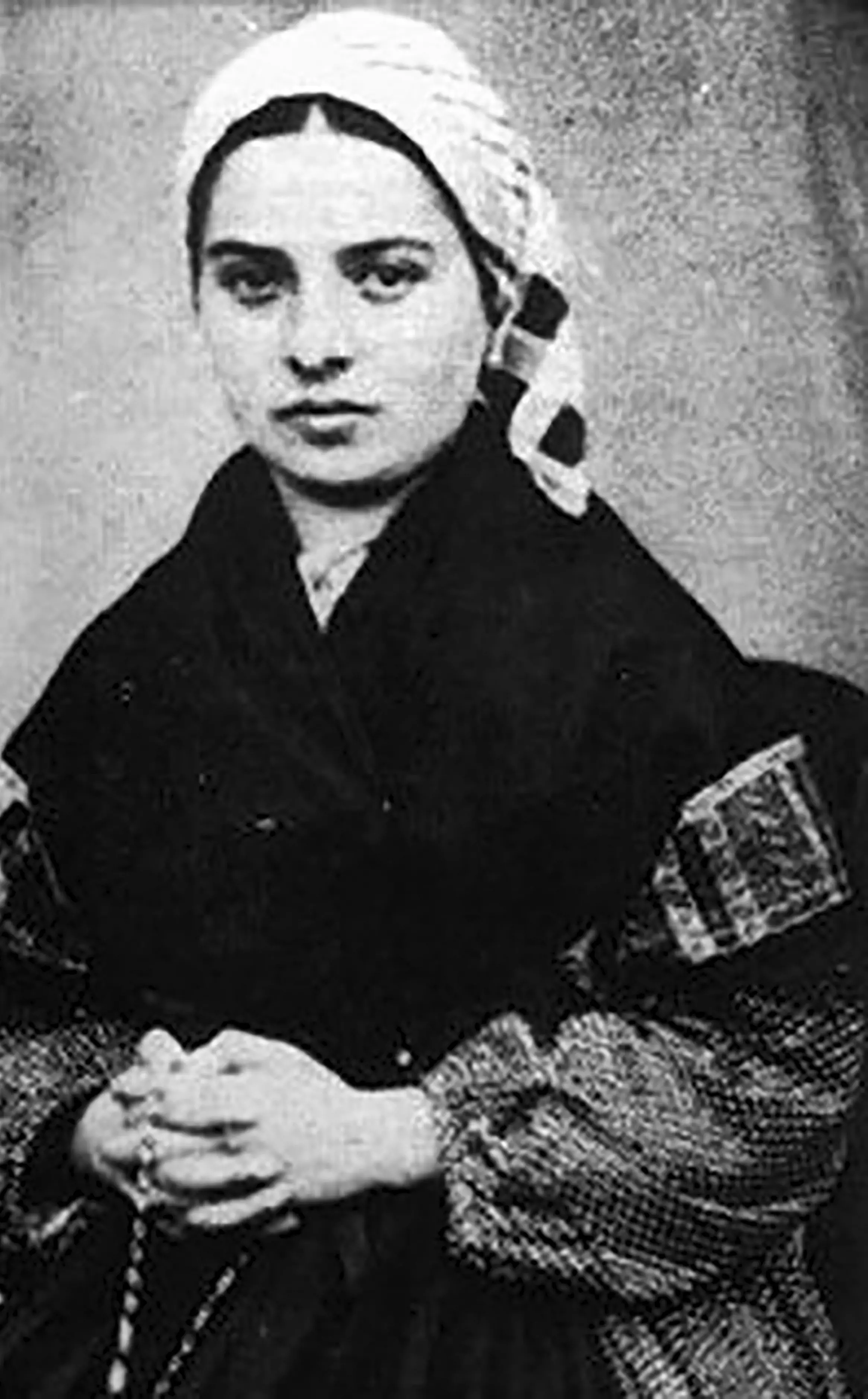 Bernadette Soubirous, oggi santa. Nel 1858, a 14 anni, disse di aver visto 14 volte la Madonna