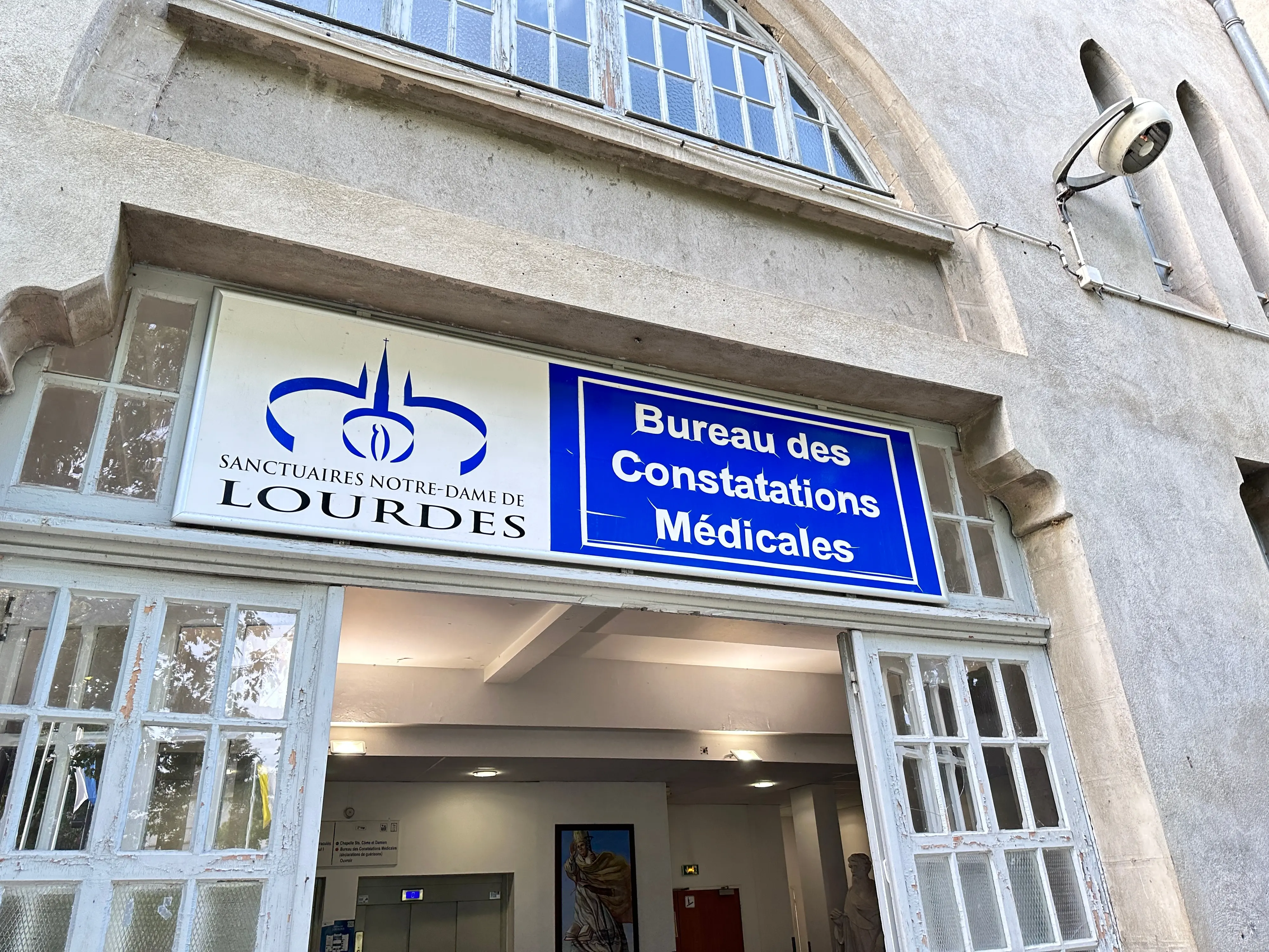 L’ingresso del Bureau des constatations médicales di Lourdes