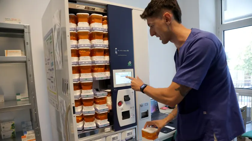 Un operatore utilizza la macchina (foto F. Ambrosio / Petrussi)