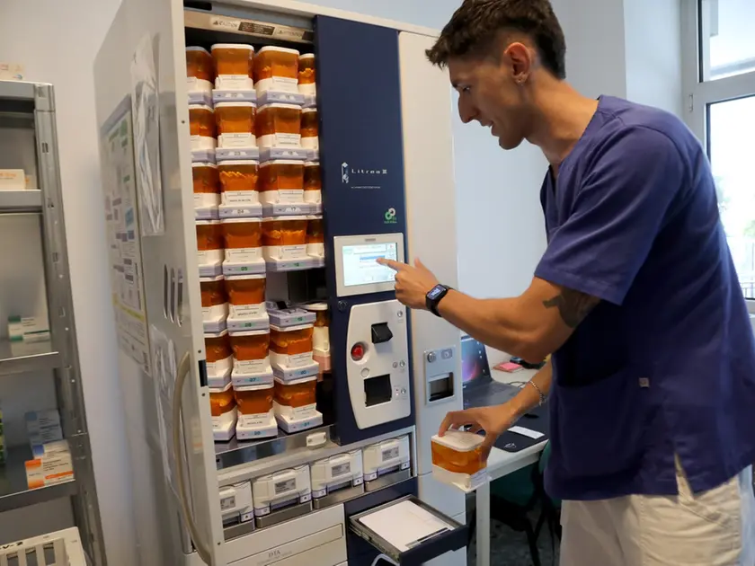Un operatore utilizza la macchina (foto F. Ambrosio / Petrussi)