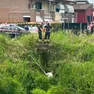 I vigili del fuoco al lavoro a San Stino di Livenza nel punto in cui il nipote ha detto di aver scaricato nel fiume il cadavere della zia