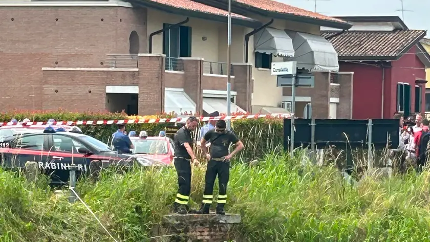 I vigili del fuoco al lavoro a San Stino di Livenza nel punto in cui il nipote ha detto di aver scaricato nel fiume il cadavere della zia