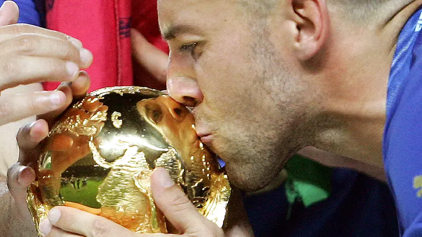 Alessandro Del Piero con la Coppa del Mondo a Berlino 2006
