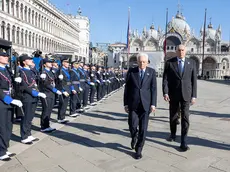 Mattarella con il ministro Crosetto in una precedente visita a Venezia