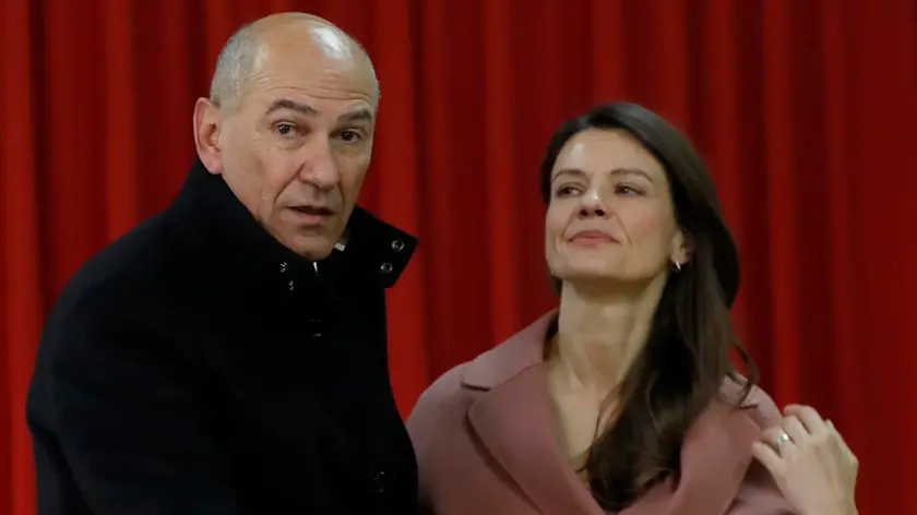 Janša mentre vota alle elezioni parlamentari lo scorso marzo (foto Epa)