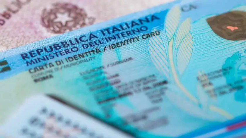 Polemiche sulla proroga della validità delle carte di identità cartacee