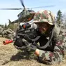 Due soldati e un elicottero durante un’esercitazione dell’esercito sloveno