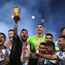 Leo Messi alza la Coppa del Mondo 2022 con l'Argentina: in 7a0 pescarlo aumenta e non di poco le chance di vittoria (FRANCK FIFE/AFP)
