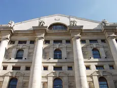 Una immagine dell'esterno del palazzo della Borsa di Milano
