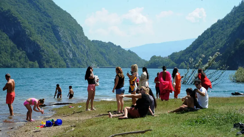 Belluno. Turisti al Lago del Mis sulle Dolomiti