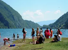 Belluno. Turisti al Lago del Mis sulle Dolomiti