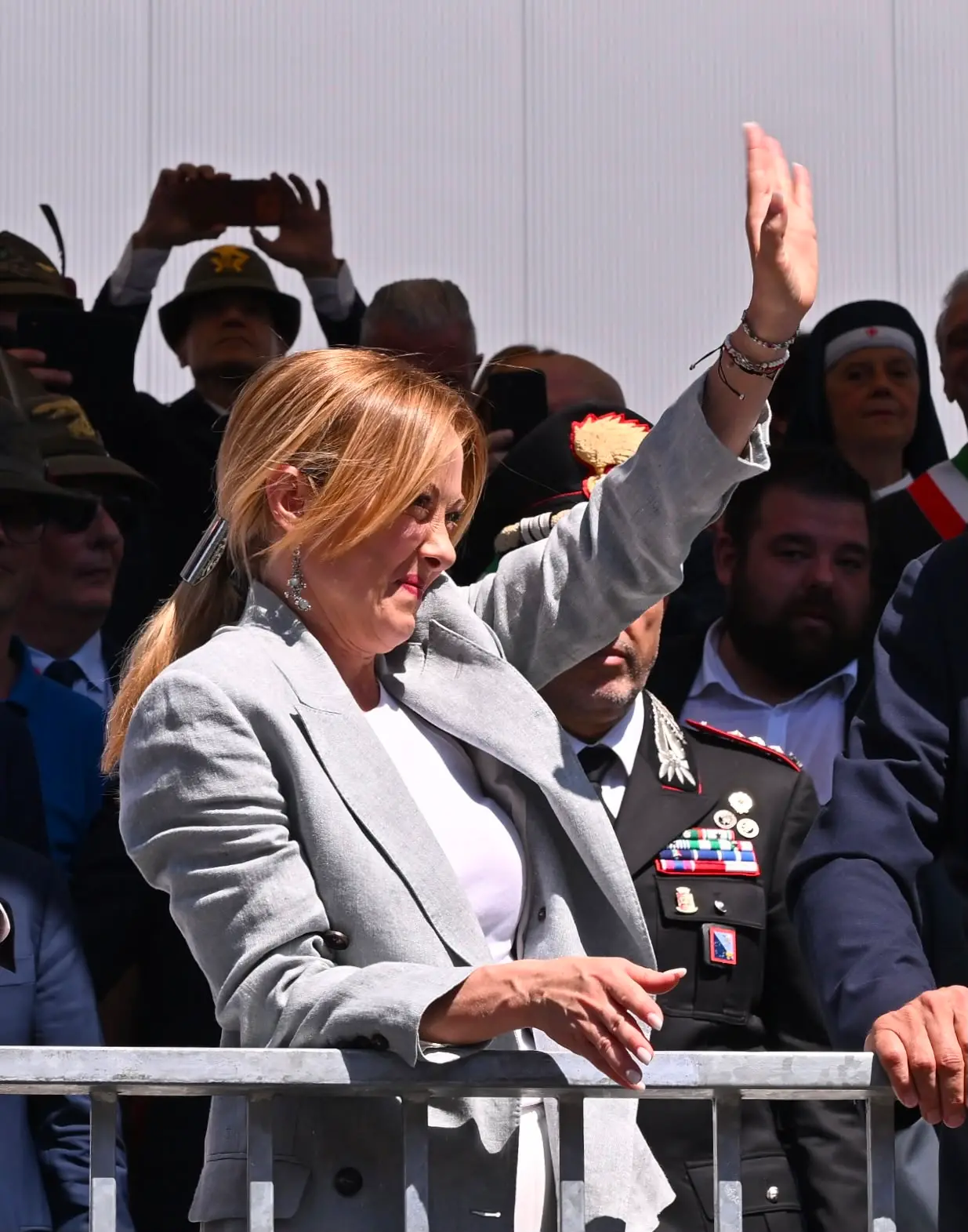 Accolta dagli applausi e dai cori della folla, la presidente del Consiglio Giorgia Meloni ha partecipato oggi al raduno del Triveneto degli alpini a Gemona, lasciando poi l’evento tra gli applausi dei presenti. «C’era bisogno di questo bagno di patriottismo», ha dichiarato la premier mentre attraversava l’area della manifestazione salutando il pubblico. «Non sono riuscita ad andare a Genova quindi penso che valesse la pena venire qui per dire grazie», ha aggiunto Meloni. «Grazie per i valori e grazie per un lavoro preziosissimo anche durante le nostre Olimpiadi e per il lavoro che fanno da volontari costantemente. Sono una certezza e per le istituzioni avere questo genere di certezze fa assolutamente la differenza».