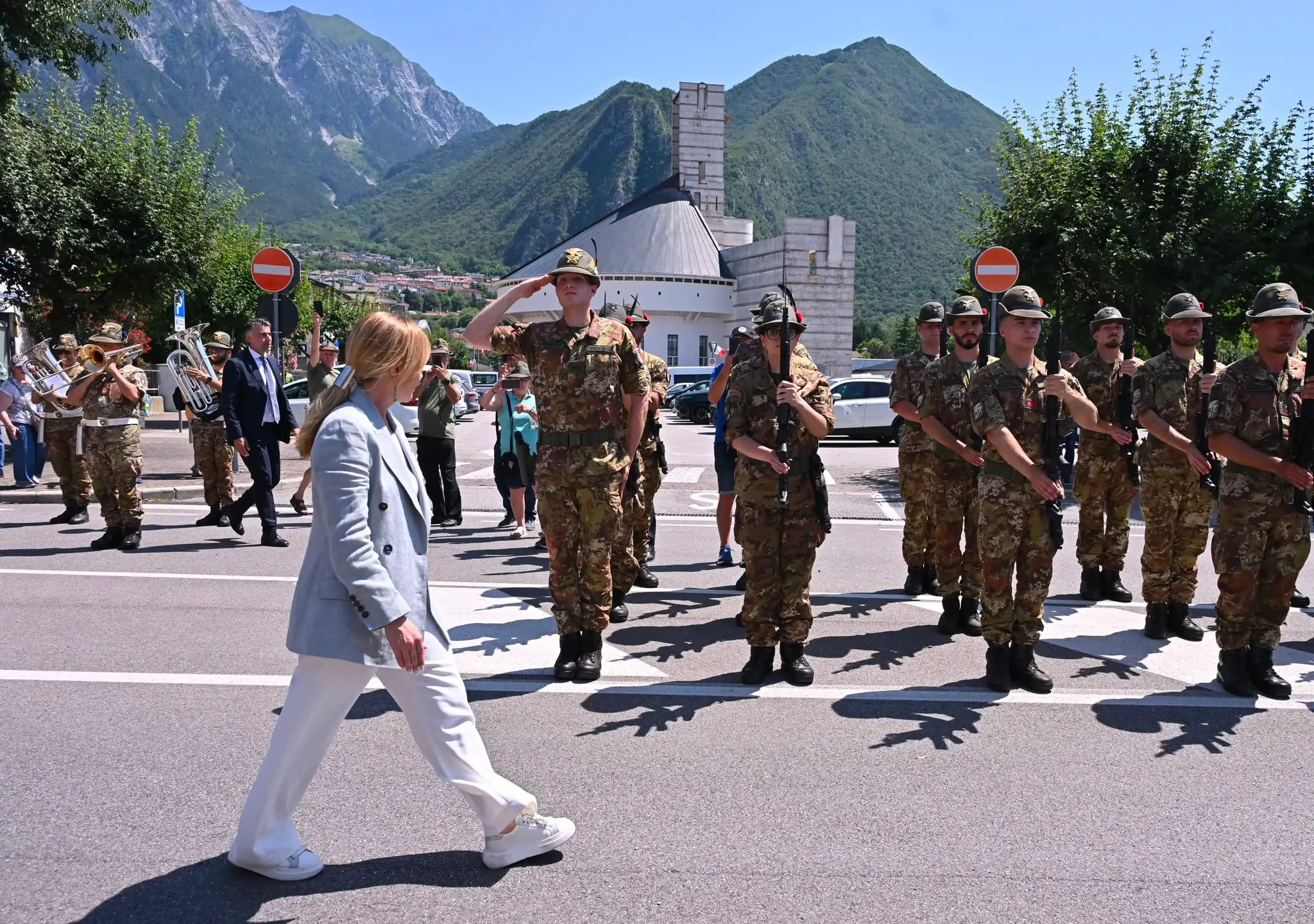 Accolta dagli applausi e dai cori della folla, la presidente del Consiglio Giorgia Meloni ha partecipato oggi al raduno del Triveneto degli alpini a Gemona, lasciando poi l’evento tra gli applausi dei presenti. «C’era bisogno di questo bagno di patriottismo», ha dichiarato la premier mentre attraversava l’area della manifestazione salutando il pubblico. «Non sono riuscita ad andare a Genova quindi penso che valesse la pena venire qui per dire grazie», ha aggiunto Meloni. «Grazie per i valori e grazie per un lavoro preziosissimo anche durante le nostre Olimpiadi e per il lavoro che fanno da volontari costantemente. Sono una certezza e per le istituzioni avere questo genere di certezze fa assolutamente la differenza».