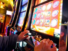 Foto generica di giocatore gioco videopoker slot machine. Immagine pubblicata il 06.06.2016