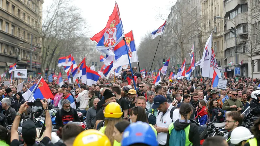 Una delle tante manifestazioni di protesta che si sono susseguite a Belgrado Epa