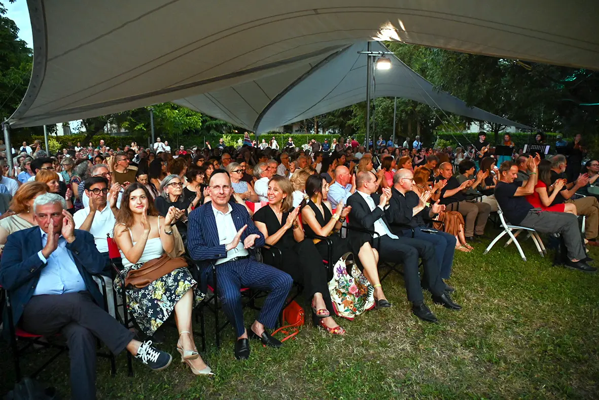 Più di 400 persone hanno assistito al dibattito nel parco di Villa Cesarotti a Selvazzano (foto Piran)