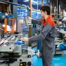foto simbolo lavoratori giovani in fabbrica