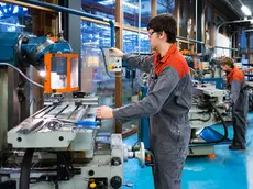 foto simbolo lavoratori giovani in fabbrica