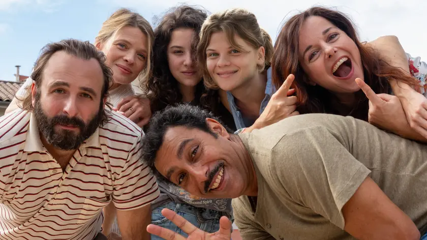 Un fermo immagine del film "Cos'è l'amore?"