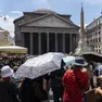 Turisti a Roma con il gran caldo