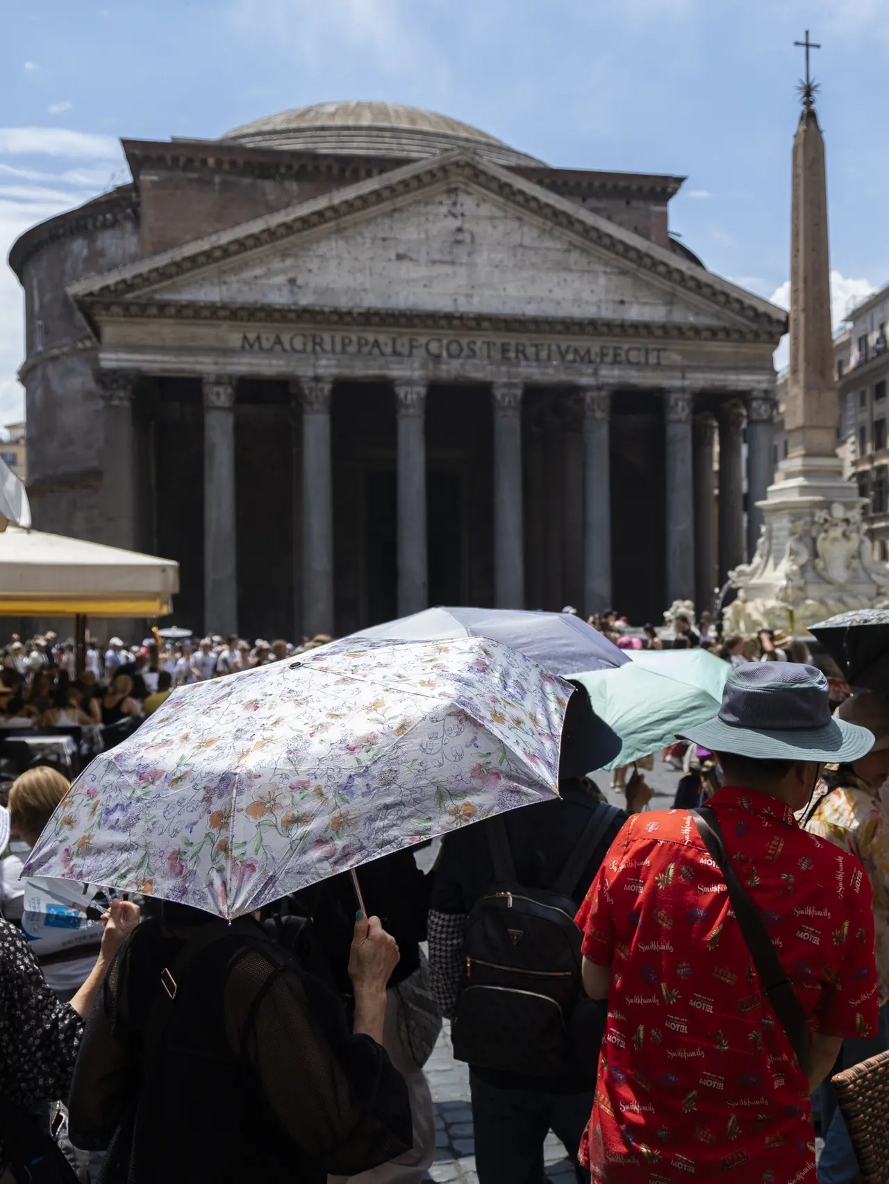 Turisti a Roma con il gran caldo