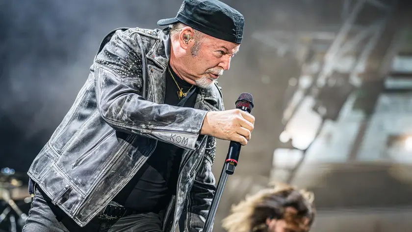 Vasco Rossi sul palco del Bluenergy Stadium Foto Simone Di Luca