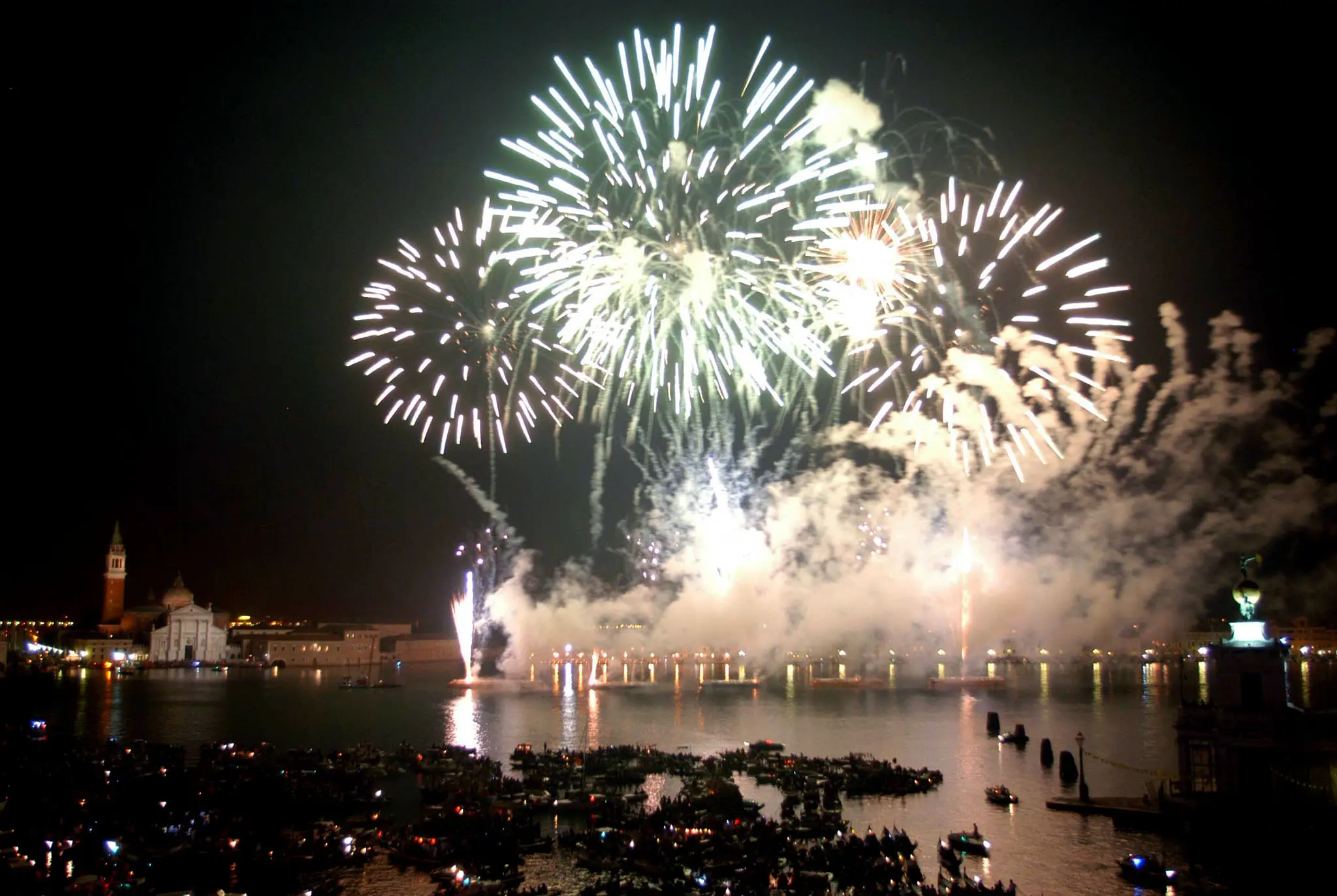 Fuochi d'artificio nelle acque del bacino di San Marco