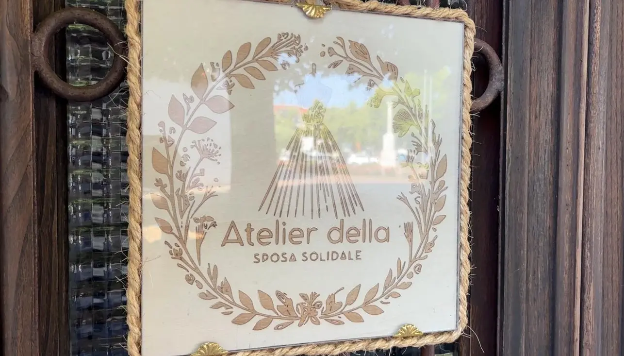 L'insegna dell'Atelier della sposa solidale