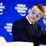 Il presidente francese Macron con gli occhiali prodotti dall'azienda iVision Tech